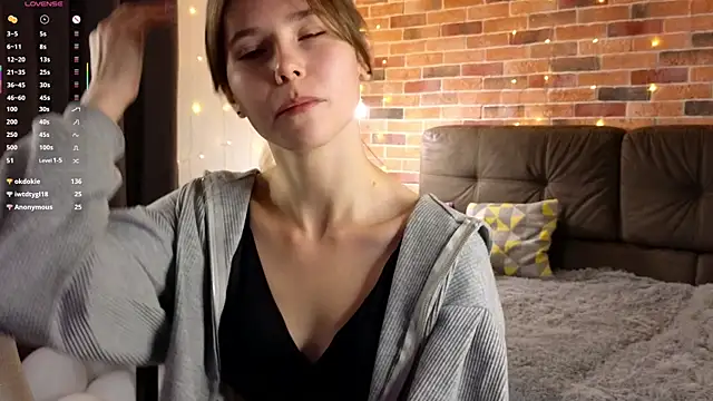 EmiliDen online show from October 8, 8:57 pm