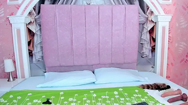 mishell lovely online show from November 12, 1:31 pm