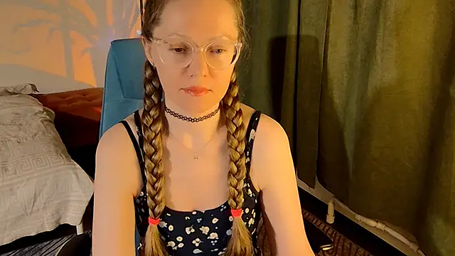 Snapshot of _Goldilocks_ chatting on October 13, 6:10 pm  Goldilocks  online show from October 13, 6:10 pm