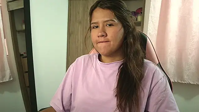 Snapshot of Oliviawatson1 chatting on October 2, 12:21 pm Oliviawatson1 online show from October 2, 12:21 pm