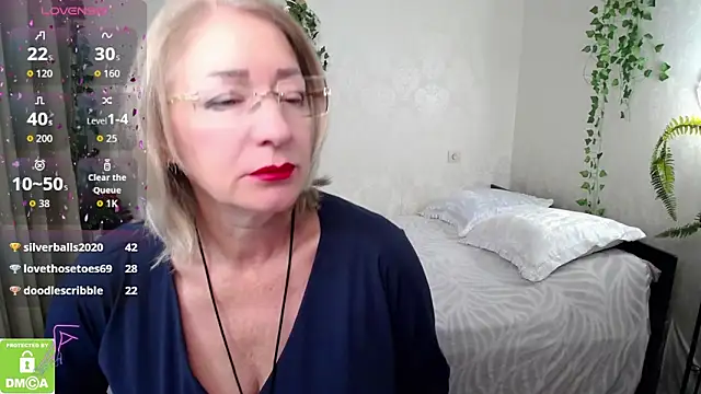 Snapshot of hunters_woman chatting on October 17, 11:08 pm hunters woman online show from October 17, 11:08 pm