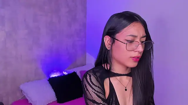 Snapshot of Becky_G chatting on October 9, 6:17 am Becky G online show from October 9, 6:17 am