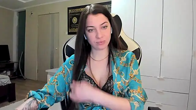 EmiLovsi online show from February 1, 9:24 pm