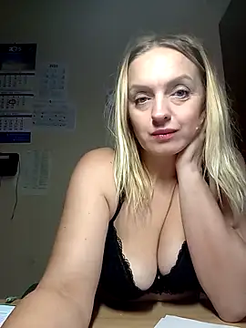 Snapshot of Ami_Foxy chatting on October 17, 9:45 am Ami Foxy online show from October 17, 9:45 am