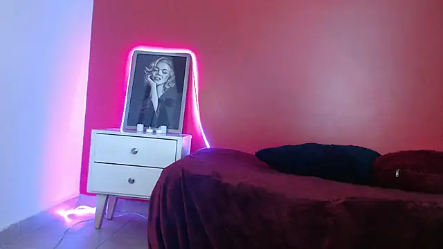 peach25   online show from September 29, 8:25 pm