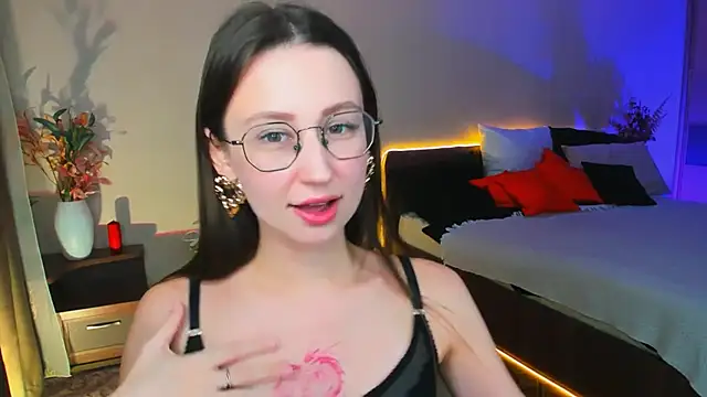 YourLovellyStory online show from November 6, 7:31 pm