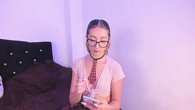 Snapshot of LauMiller chatting on October 11, 9:17 pm LauMiller online show from October 11, 9:17 pm