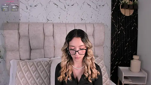 Snapshot of LauMiller chatting on October 7, 8:13 pm LauMiller online show from October 7, 8:13 pm