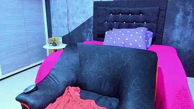 mia  thomson  online show from February 26, 12:59 pm