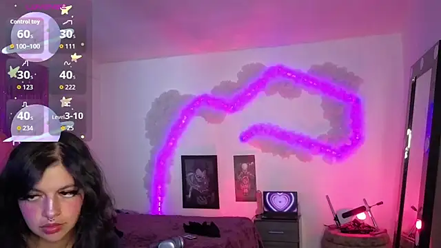 larah uwu online show from January 18, 8:05 pm