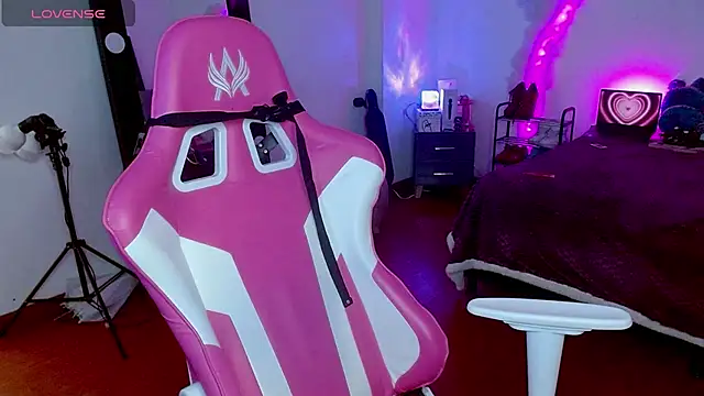 larah uwu online show from October 19, 7:16 pm