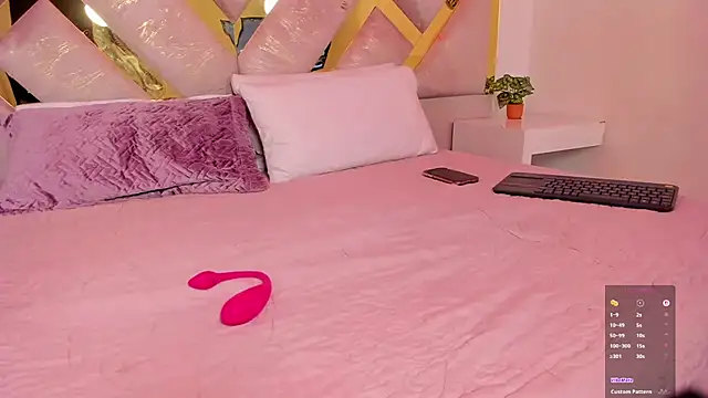 BriannaHill  online show from November 6, 12:22 pm