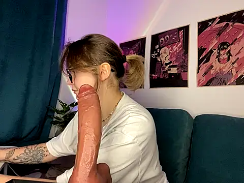 MoonIvy  online show from September 21, 5:33 pm