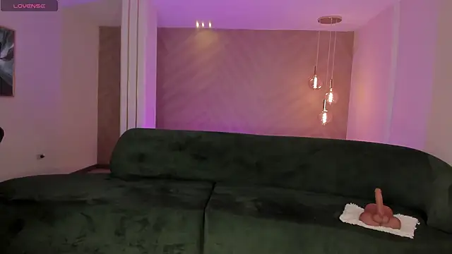 MiaLaurence online show from March 12, 7:49 pm