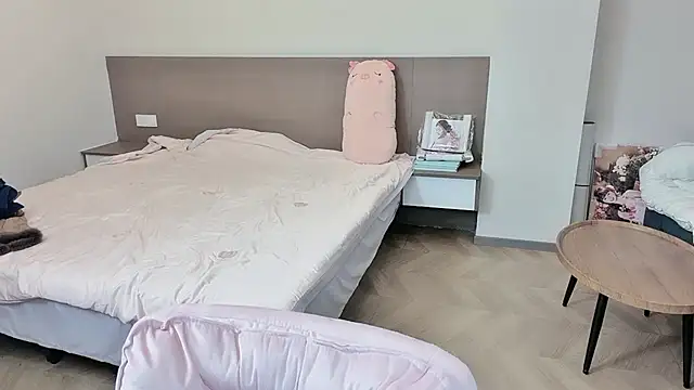 nini a online show from November 11, 9:39 am