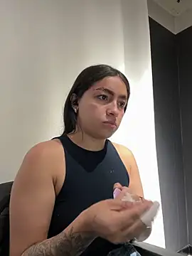 Alyha Cortes online show from November 26, 1:45 pm