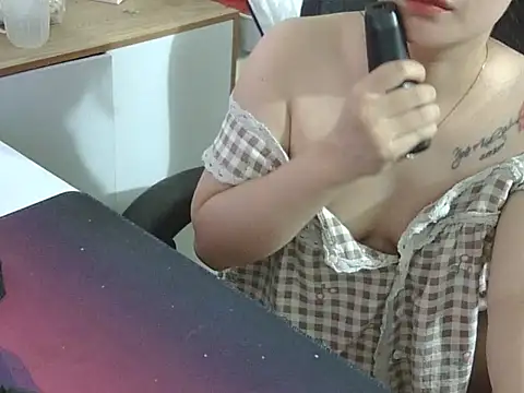 Snapshot of suri- chatting on October 11, 7:57 am suri- online show from October 11, 7:57 am