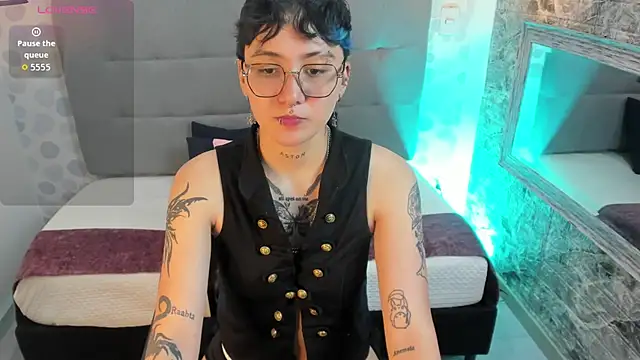 emahills  axelrose online show from October 20, 2:14 am