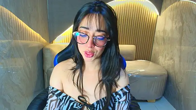 zoe r  online show from December 4, 12:51 pm