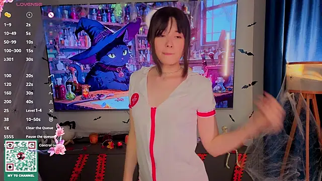 Honeey Beee online show from October 31, 7:40 pm