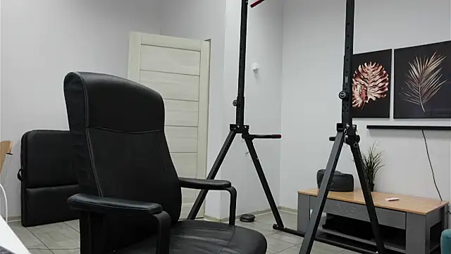 Laura Chaplin online show from November 10, 5:30 pm