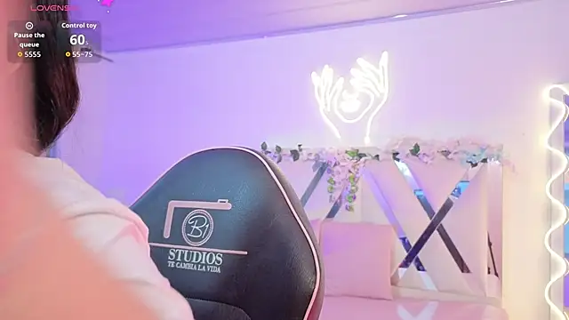 ZURY TAY online show from April 20, 11:46 am