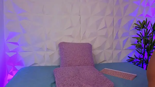 maddy1y  online show from October 25, 2:25 pm