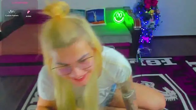 MiaKiittyy online show from December 19, 1:43 am