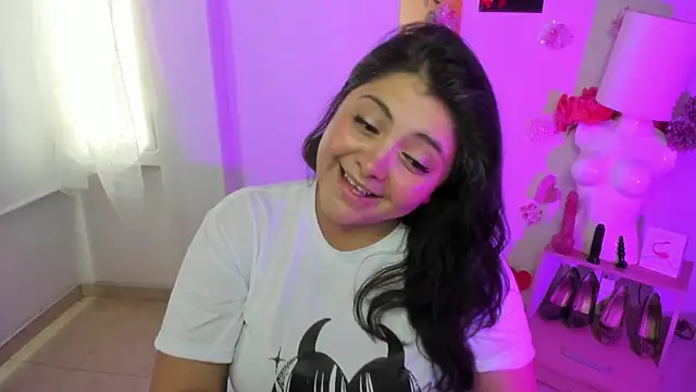 TifanyAmazinng online show from April 10, 3:29 pm