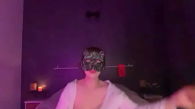 Lunahadidd online show from April 24, 6:11 pm