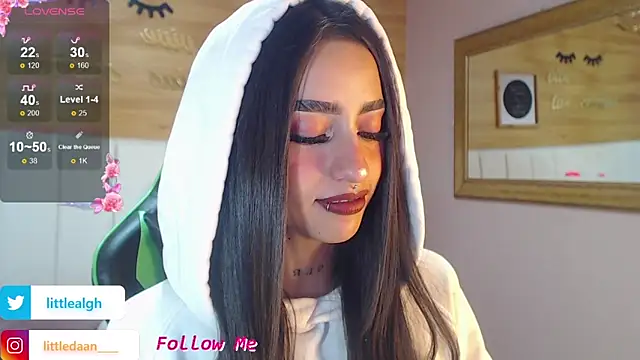 Abril Velvet a  online show from November 18, 8:10 pm