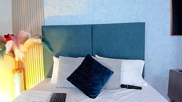 Laura Ivy online show from March 30, 1:00 pm