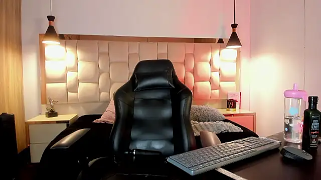 EmmaStonns online show from March 24, 2:33 pm