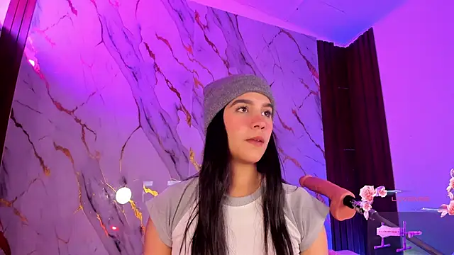 Emmiicute online show from February 7, 8:35 pm