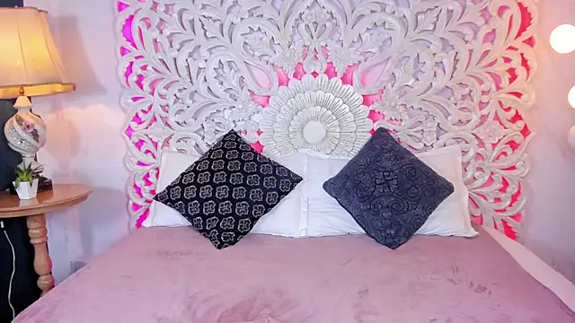 Nahomi key  online show from October 25, 8:05 pm