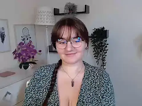 Snapshot of Julie_Diamond chatting on September 19, 12:37 pm Julie Diamond online show from September 19, 12:37 pm