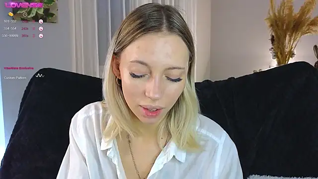 NyxaThorn online show from October 20, 2:42 pm