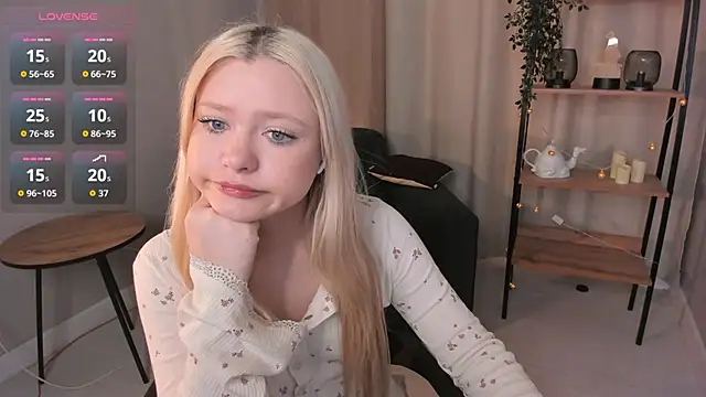 Snapshot of Millie_Vanillies chatting on September 26, 1:31 pm Millie Vanillies online show from September 26, 1:31 pm