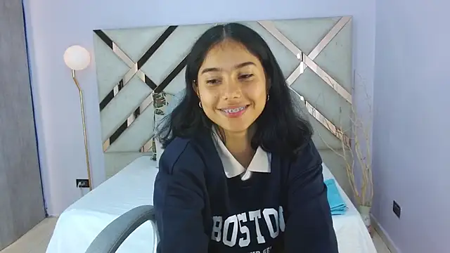 Milaa Star  online show from December 18, 3:44 am