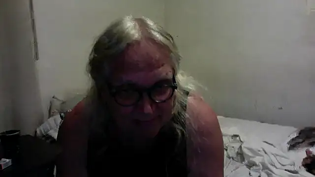 Snapshot of OldLadySara chatting on September 17, 6:11 am OldLadySara online show from September 17, 6:11 am