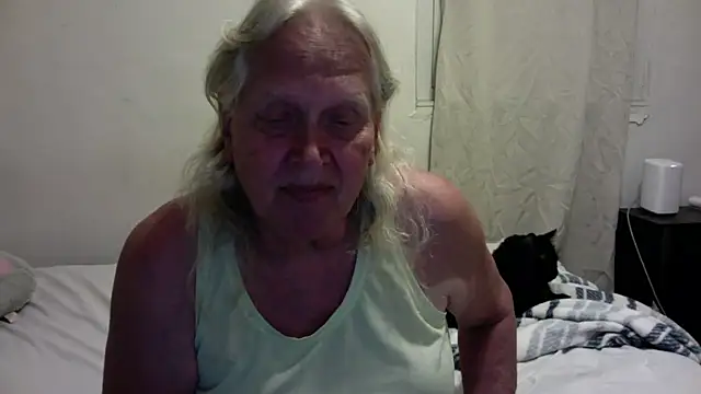 Snapshot of OldLadySara chatting on October 20, 12:35 am OldLadySara online show from October 20, 12:35 am