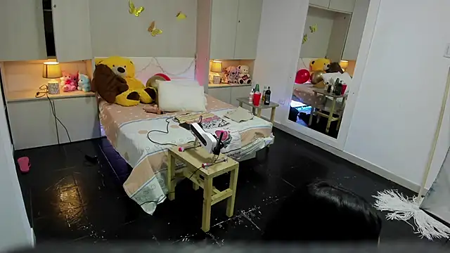 LilyWhitney online show from March 25, 4:06 am