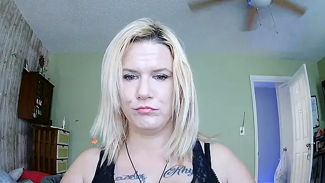 Snapshot of RhondaRump chatting on October 3, 3:28 pm RhondaRump online show from October 3, 3:28 pm