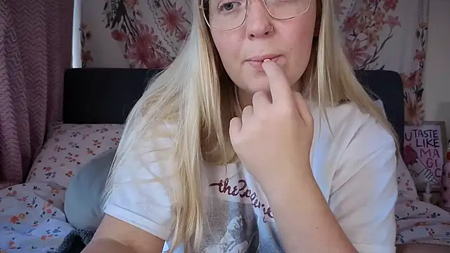 Snapshot of Daisyxoxo_ chatting on October 7, 8:30 am Daisyxoxo  online show from October 7, 8:30 am