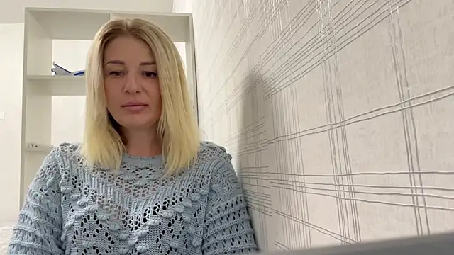 Snapshot of Blondie_xoxoxo chatting on September 22, 9:19 am Blondie xoxoxo online show from September 22, 9:19 am