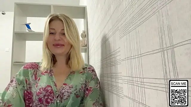 Snapshot of Blondie_xoxoxo chatting on October 16, 6:05 am Blondie xoxoxo online show from October 16, 6:05 am