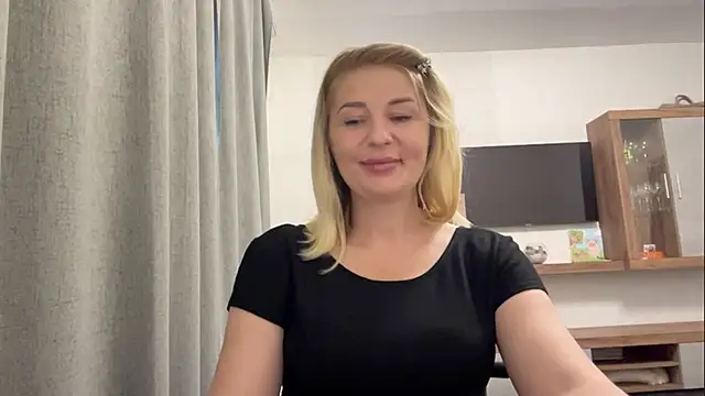 Snapshot of Blondie_xoxoxo chatting on September 18, 9:19 am Blondie xoxoxo online show from September 18, 9:19 am