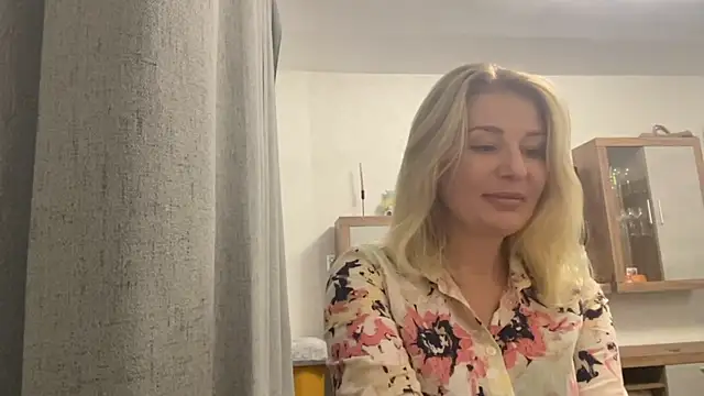 Snapshot of Blondie_xoxoxo chatting on September 16, 8:55 am Blondie xoxoxo online show from September 16, 8:55 am