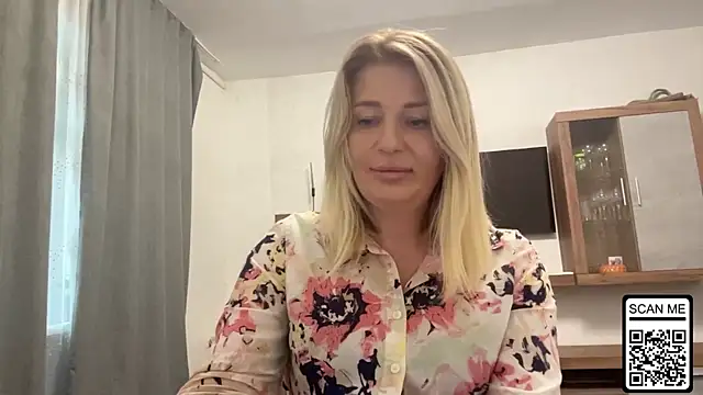 Snapshot of Blondie_xoxoxo chatting on October 2, 9:25 am Blondie xoxoxo online show from October 2, 9:25 am