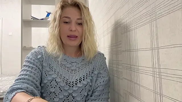 Snapshot of Blondie_xoxoxo chatting on September 17, 9:18 am Blondie xoxoxo online show from September 17, 9:18 am